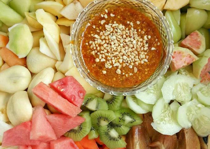 Cara Membuat Sambal Rujak Buah Anti Gagal