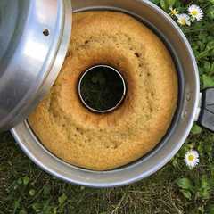 Foto di Ciambella al caffè con uova di Pasqua avanzate