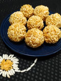 गूळ कुरमुरे लाडू (gud kurmure ladoo recipe in marathi) रेसिपी चे मुख्य फोटो 