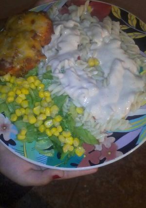 Una foto de Pasta, pechuga y ensalada verde