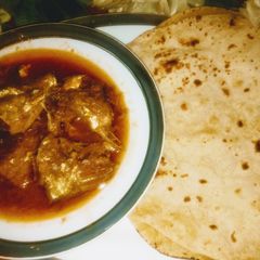 A picture of Fish qorma with chpati.