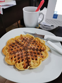 Una foto de Waffles de Avena con cobertura de Dulce de leche y coco rallado