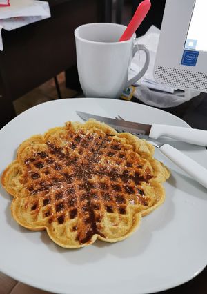 Una foto de Waffles de Avena con cobertura de Dulce de leche y coco rallado
