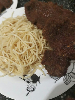 Una foto de Milanesa Con Fideos🍝😋