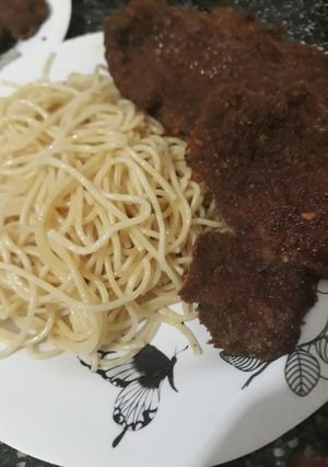 Una foto de Milanesa Con Fideos🍝😋