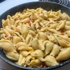 A picture of Creamy Bacon Mushroom Pasta.