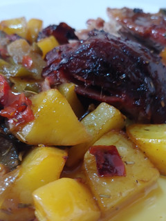 Una foto de Codillo al horno con patato asado y verduras. Delicious