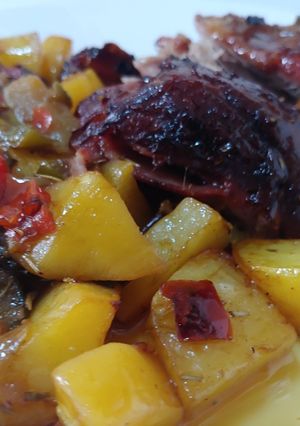 Una foto de Codillo al horno con patato asado y verduras. Delicious