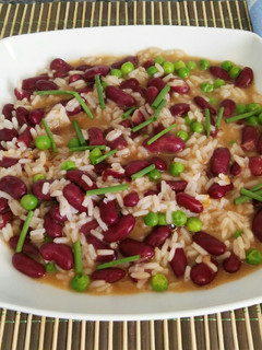 Una foto de Alubias rojas con arroz y guisantes