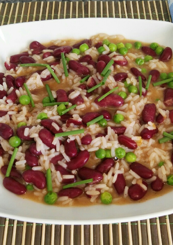 Una foto de Alubias rojas con arroz y guisantes
