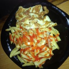 French fries/ chips with omelette A picture of French fries/ chips with omelette.