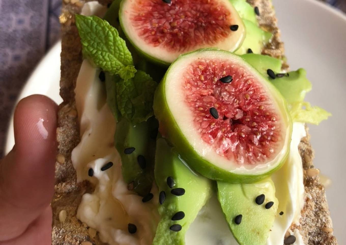 Tostada aguacate & higo