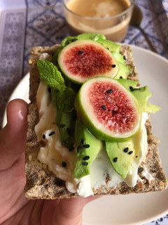 Una foto de Tostada aguacate & higo
