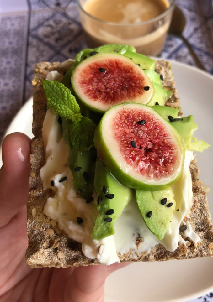 Una foto de Tostada aguacate & higo