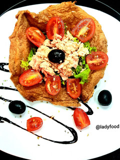 Una foto de 🌺🌺Cesta de crepes integrales con ensalada de atún🐟🍀