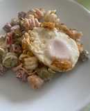 Ensalada fría de pasta con huevo frito 🍳