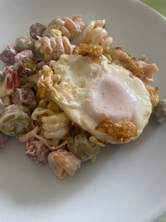 Una foto de Ensalada fría de pasta con huevo frito 🍳
