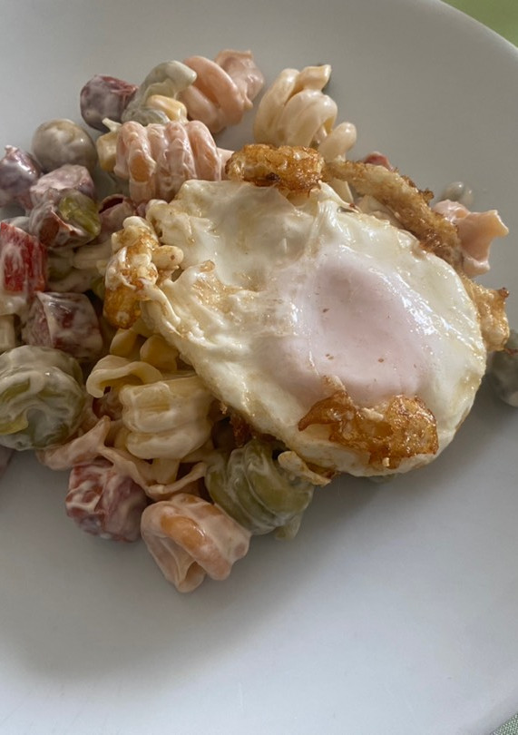 Una foto de Ensalada fría de pasta con huevo frito 🍳