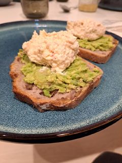 Une photo de Toast avocat surimi