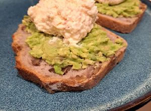 Une photo de Toast avocat surimi