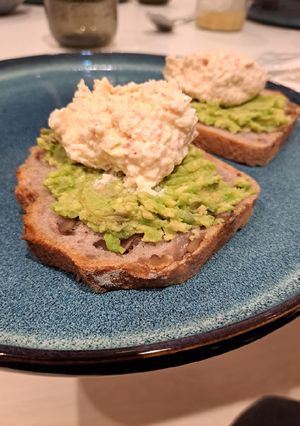 Une photo de Toast avocat surimi