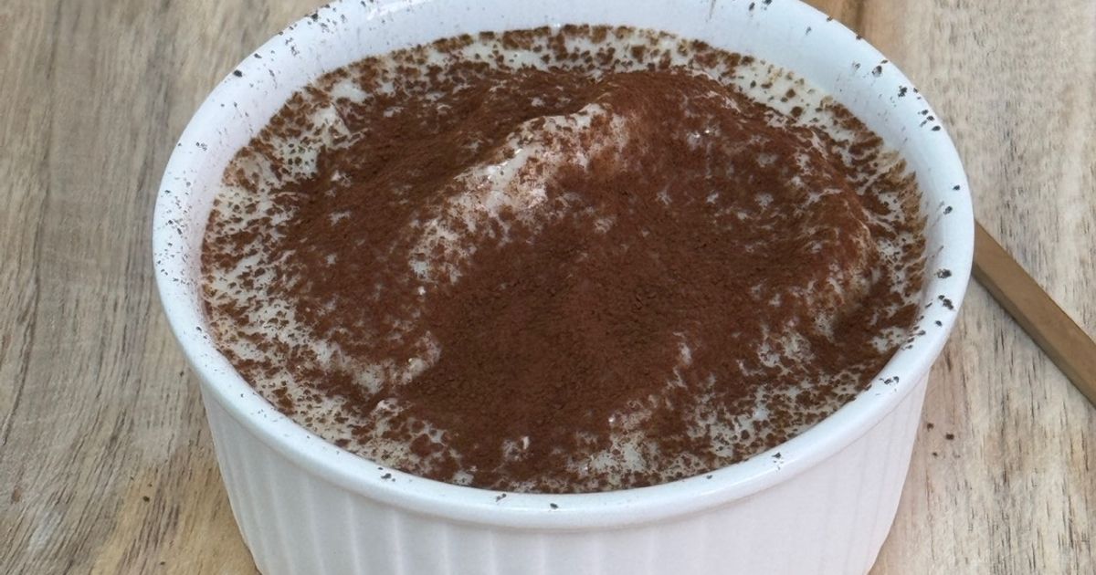 Helado saludable de queso cottage con frutos rojos congelados en bol blanco, receta en Cookpad