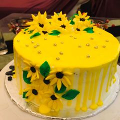 A picture of Sunflower cake (fondant work).