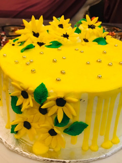 A picture of Sunflower cake (fondant work).