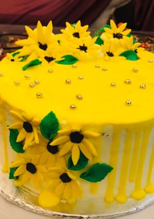A picture of Sunflower cake (fondant work).