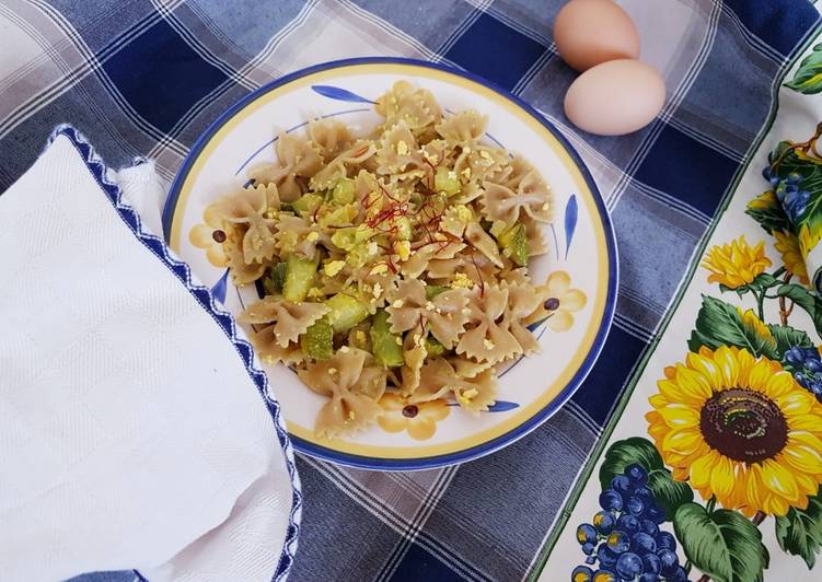 Farfalle asparagi, zucchine allo zafferano e uova