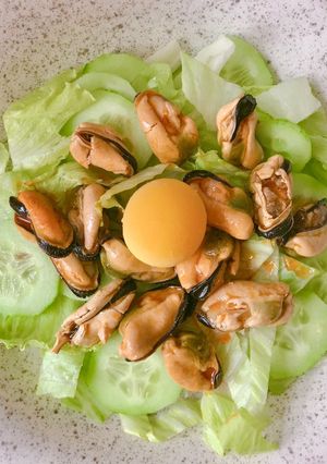 Hình của món Salad Trứng Luộc, Dưa Leo & Vẹm Đen (Trai) Ngâm Dầu.