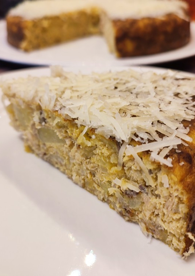 Una foto de Pastel de patata queso y melva al mojo picón
