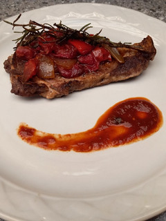 Una foto de Rib eye a la mexicana con salsa de chile pasilla