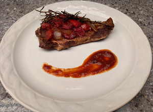 Una foto de Rib eye a la mexicana con salsa de chile pasilla