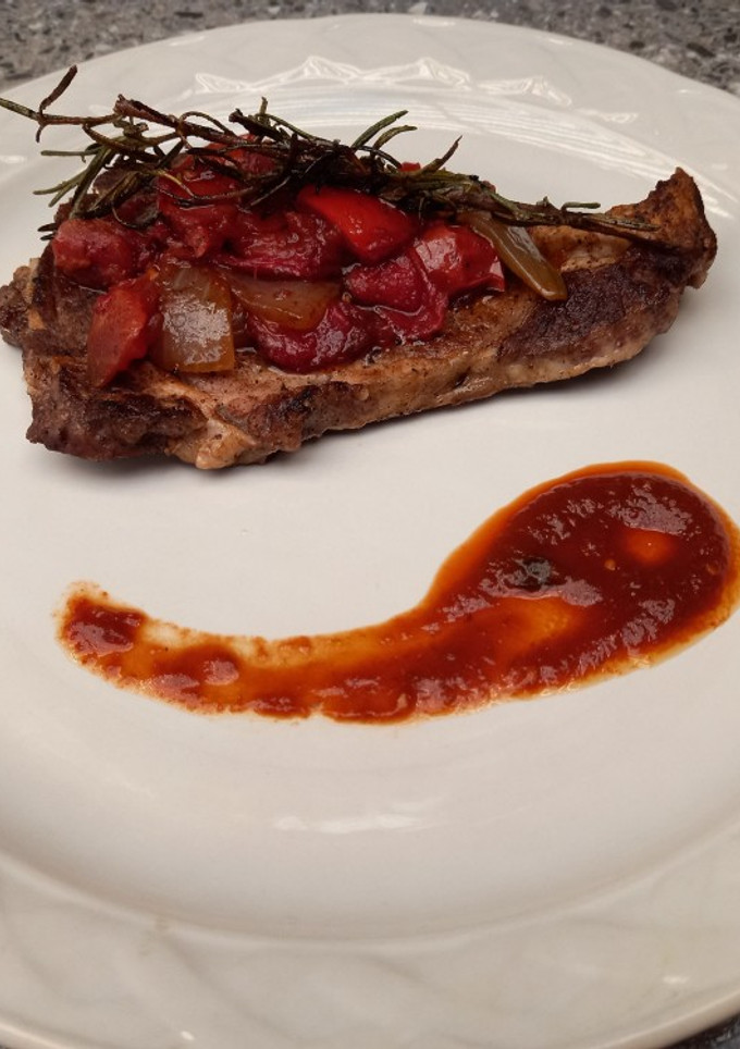 Una foto de Rib eye a la mexicana con salsa de chile pasilla