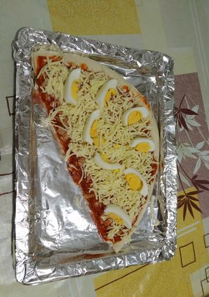 Una foto de Pizza con huevo y atún