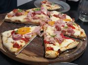 Una foto de pizza de semolin