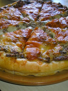 Gombás sajtkrémes pizzalepény recept fotója