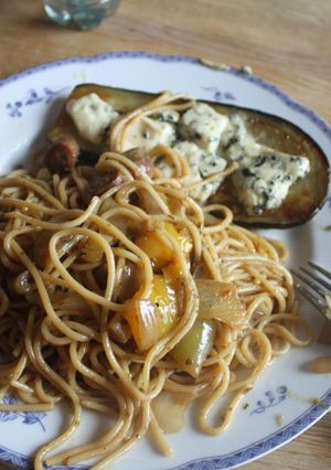 Una foto de Spaghetti a la UK, con berenjenas con Roque