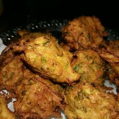 A picture of Moong daal ke pakoray.