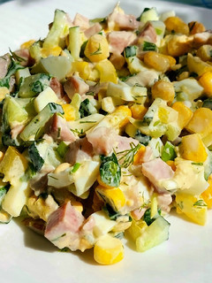 Фото Салат с ветчиной и кукурузой.