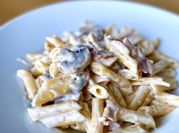 Una foto de pasta con bacon