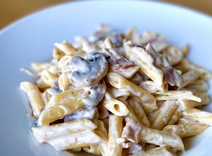 Foto principal de Pasta con nata, champiñones y bacon a la trufa