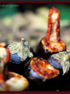 Una foto de Berenjenas baby rellenas con tomate seco y puerros