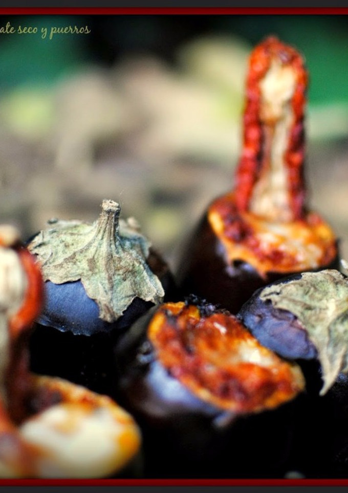 Una foto de Berenjenas baby rellenas con tomate seco y puerros