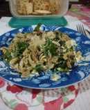 Ensalada de pollo, pasta y champiñones frescos