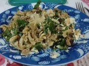 Una foto de ensalada de pollo y pimiento