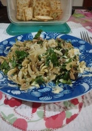 Una foto de Ensalada de pollo, pasta y champiñones frescos