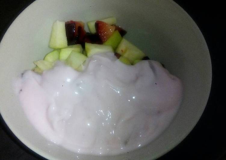 Fruit salad and yoghurt