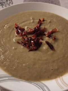 Una foto de Crema de alcachofas con crujiente de jamón